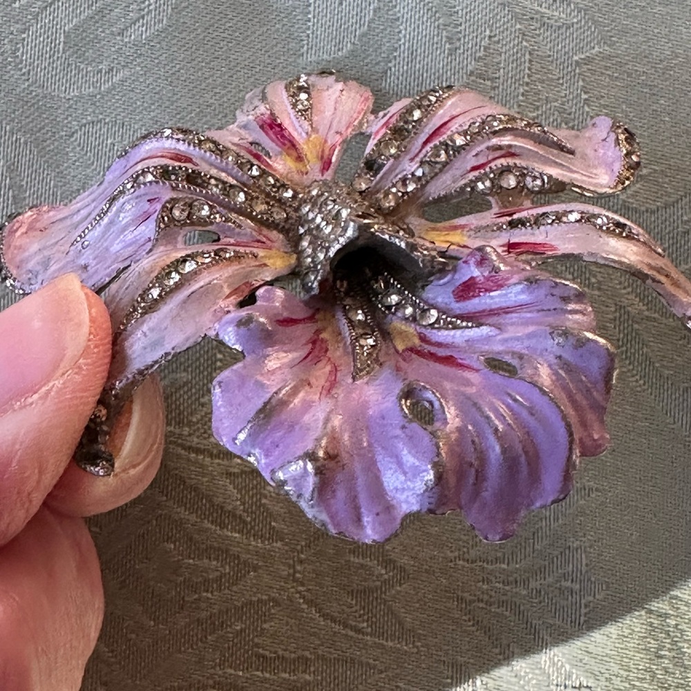 Pink-purple 1940's style Pot Metal Enamel Orchid Floral Rhinestone Dress Clip - Picture 2 of 6